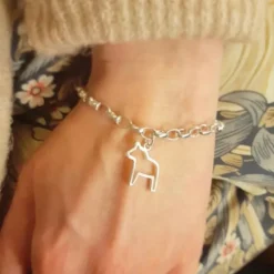Armband med dalahäst i kontur
