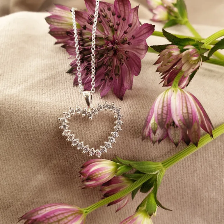 Hjärtsmycke med glitterstenar