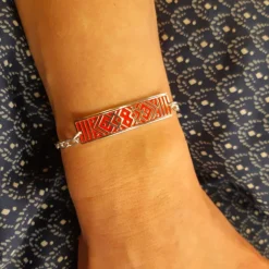 Krusbandsarmband röd