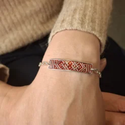 Krusbandsarmband röd