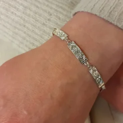 Silverarmband med stavar krusbandsmönster